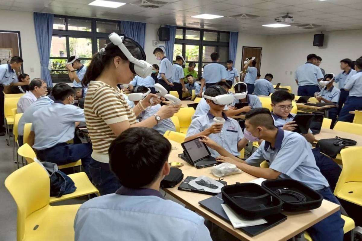 師生共學AR VR創新教學（圖:光華高工提供）