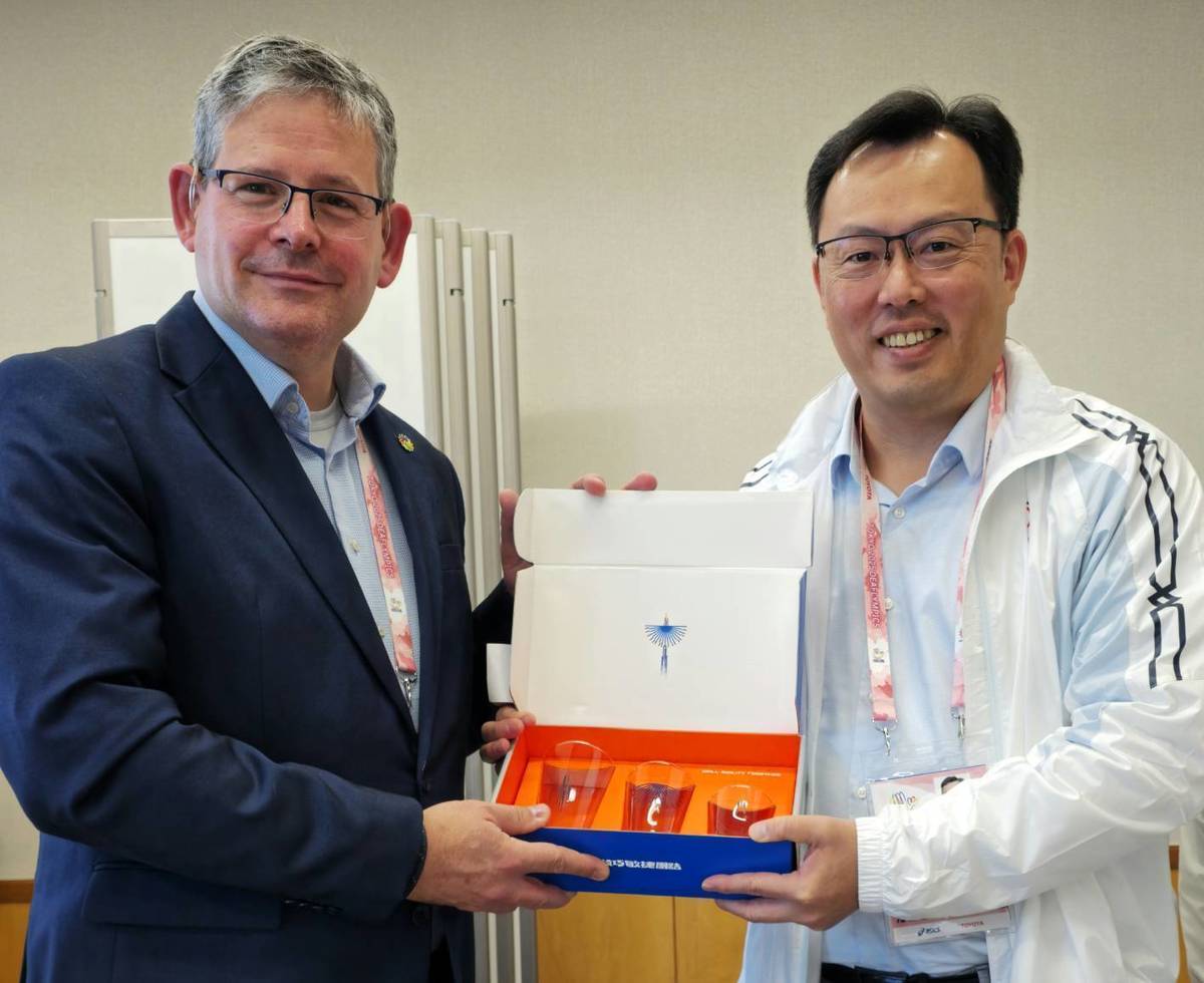 運動部鄭世忠政務次長（右）致贈臺灣藍鵲玻璃杯予國際聽障運動總會Adám Kósa主席(左)，藉藍鵲群居的特性表達臺灣也是國際聽障運動總會大家庭的一員，將與會員國夥伴們一同推動聽障運動。