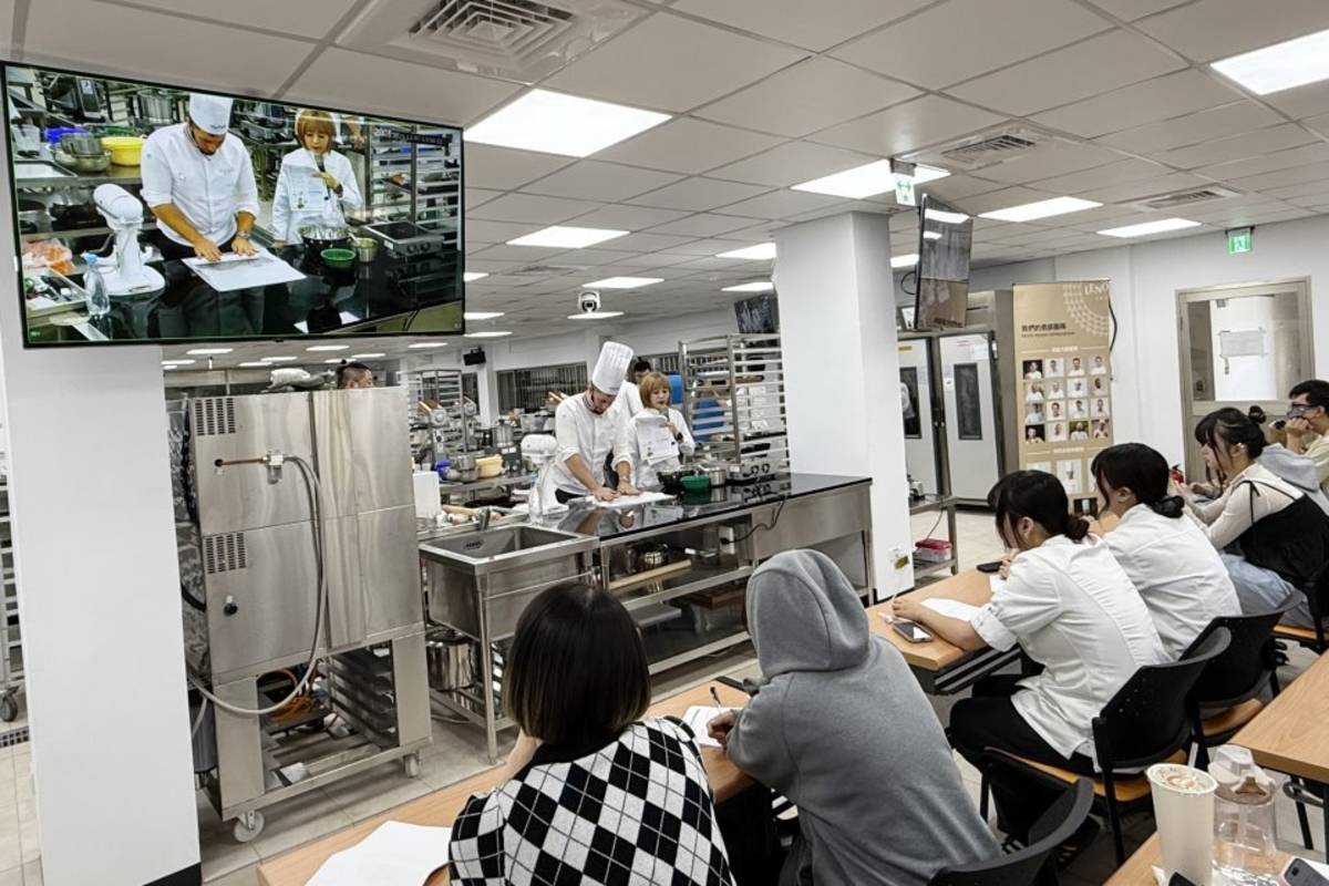 弘光科大學生仔細聆聽法國雷諾特廚藝學院大師授課。（圖:弘光科大提供）