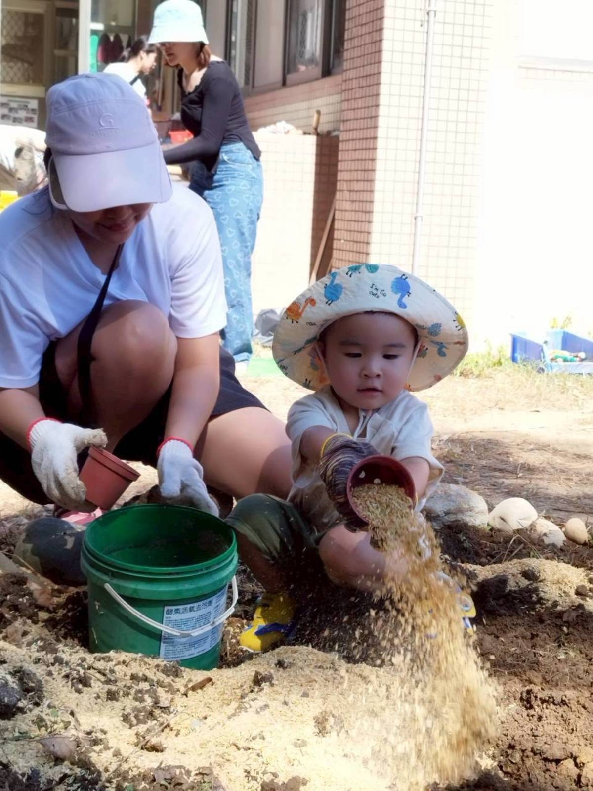 親子一起混合有機土與米糠

