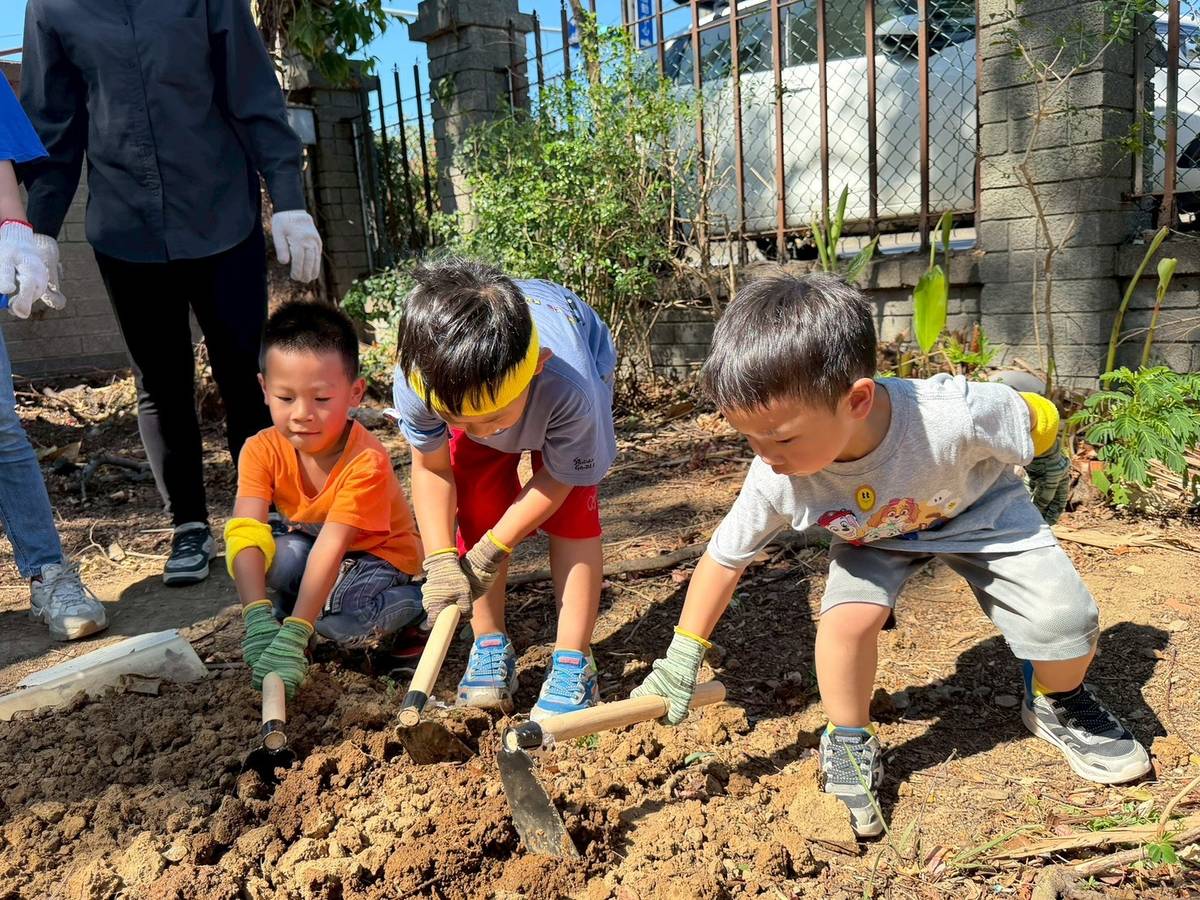 小朋友齊力翻土