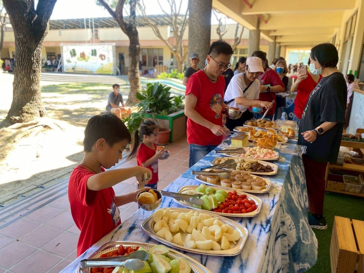 親師生在勞動後享用美食