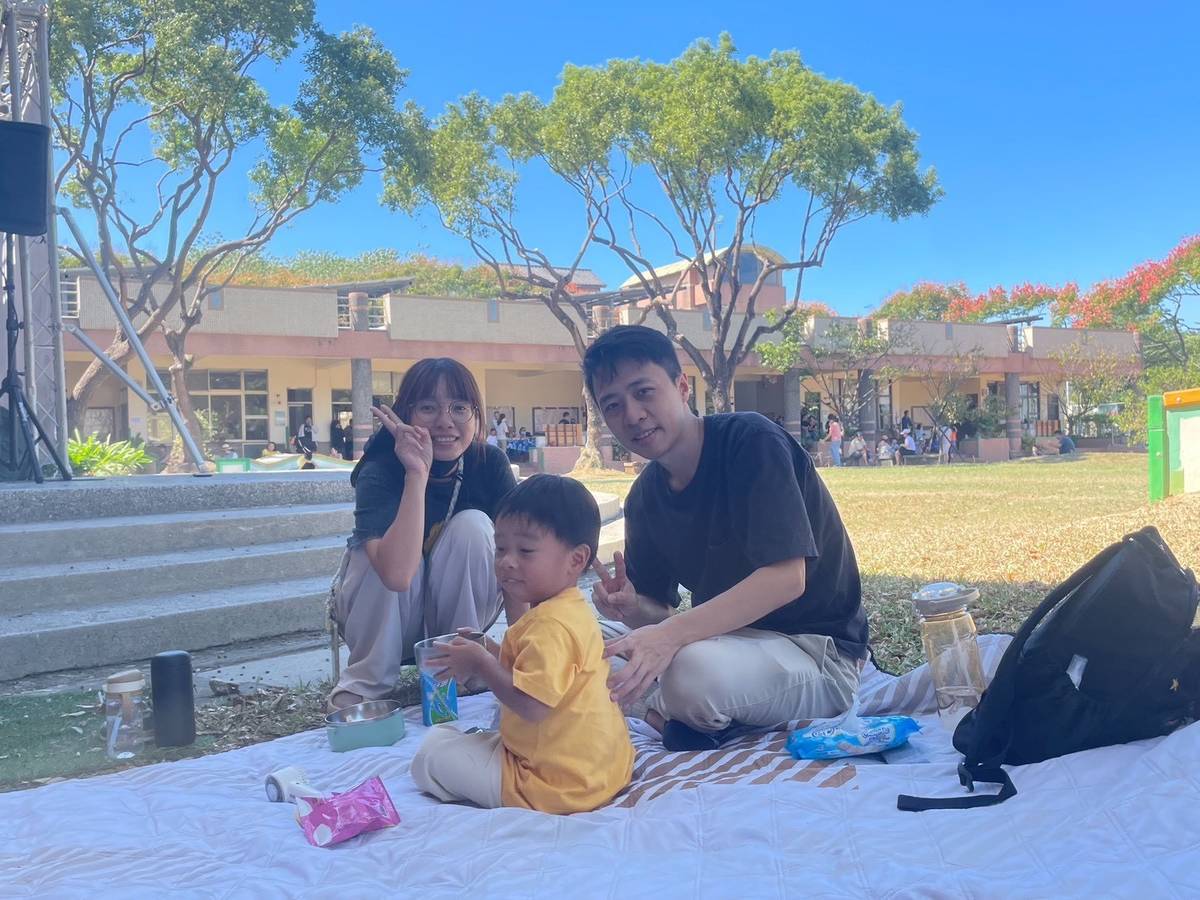 親子在校園內野餐