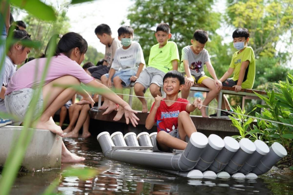 校園生態池運用簡易材料製作水管竹筏、進行水上浮舟等科探活動，使生態池成為教學、探索與遊憩功能的「第二教室」（圖:苗栗縣政府提供）