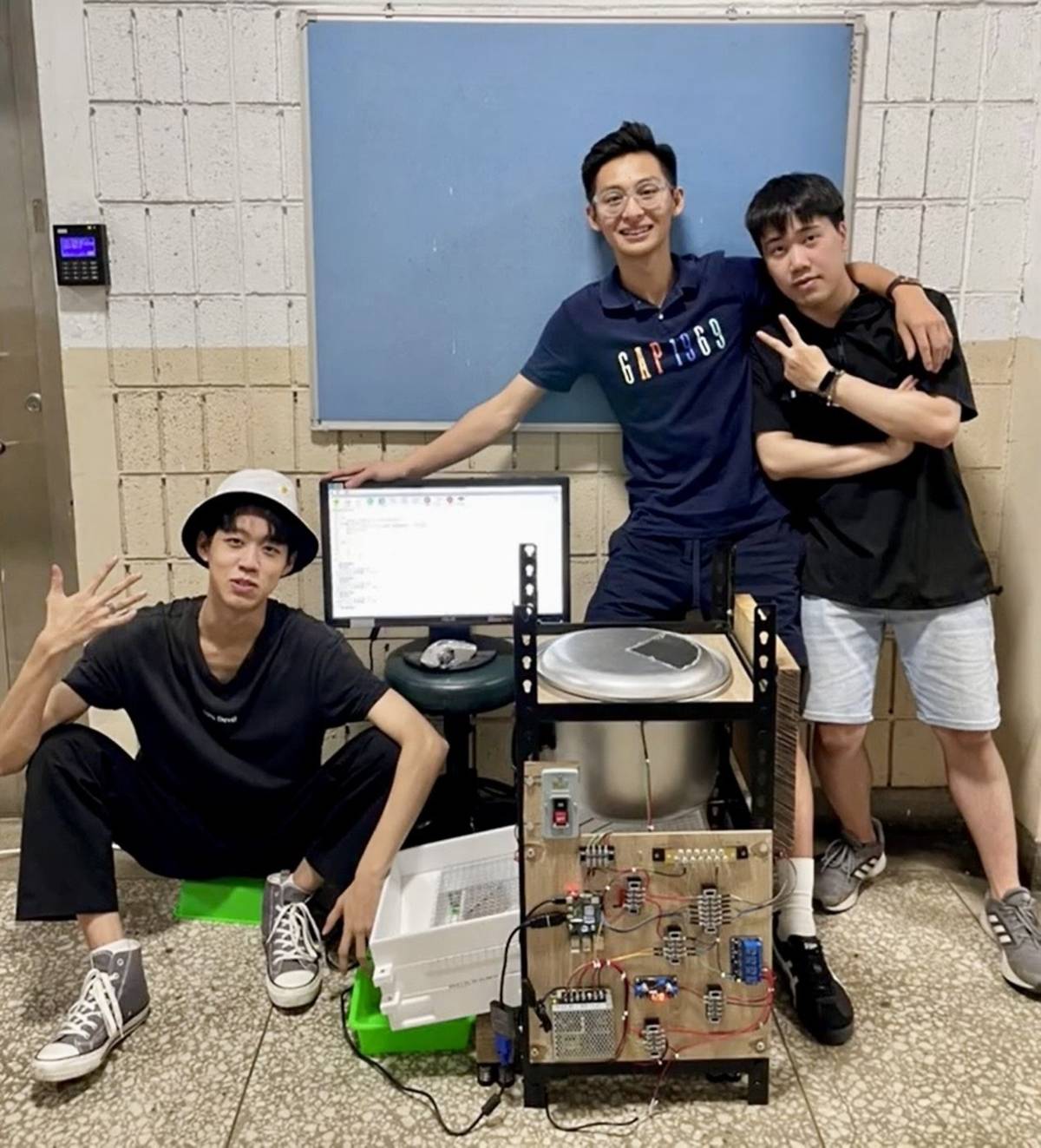 北科大電子系團隊成員林祐新（左起）、陳偉元、黃敬毓與系統裝置雛型合影。(北科大提供)