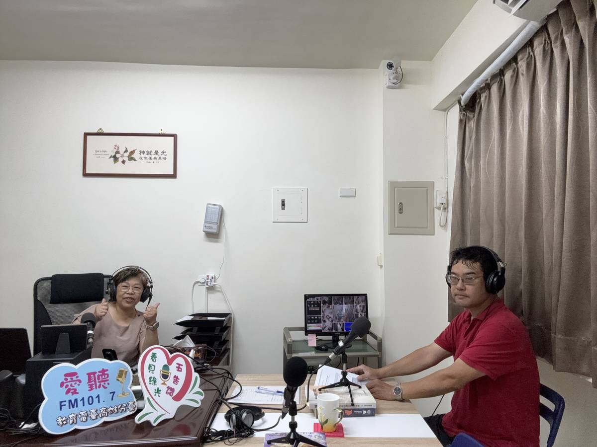 橋頭法扶謝以涵律師(右)