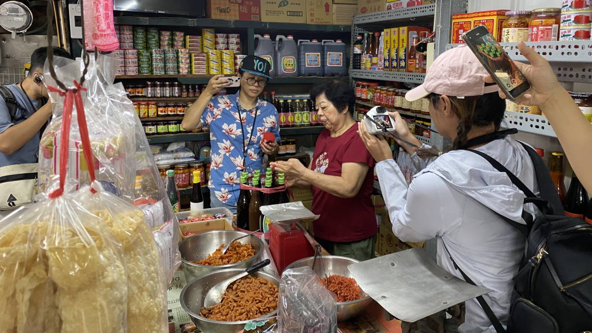 老醬料鋪中的老闆娘身懷絕技展現綁瓶功夫