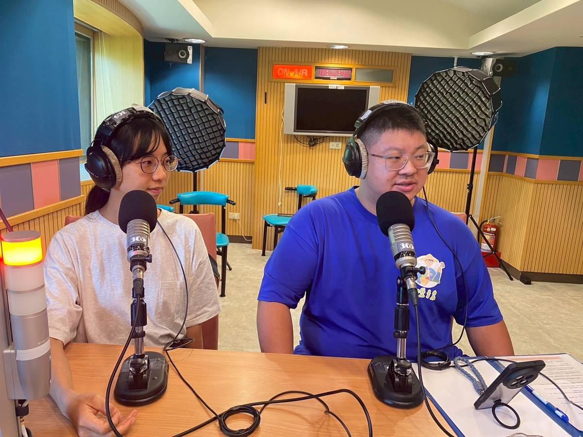 來賓在錄音室錄音中