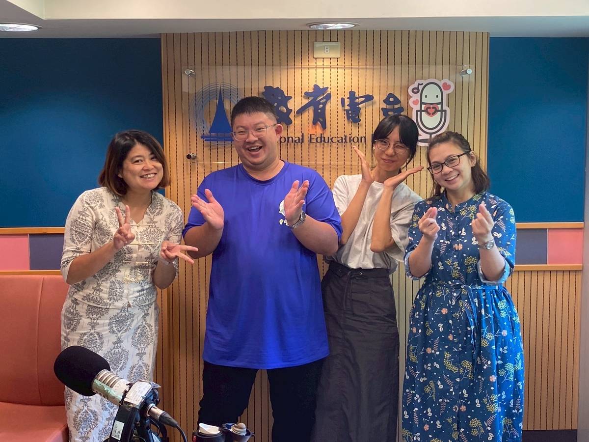 來賓與主持人合影