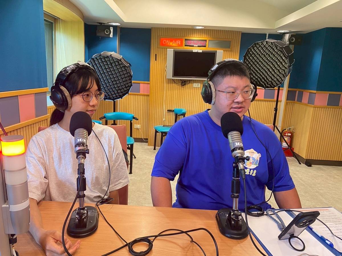 來賓在錄音室錄音中