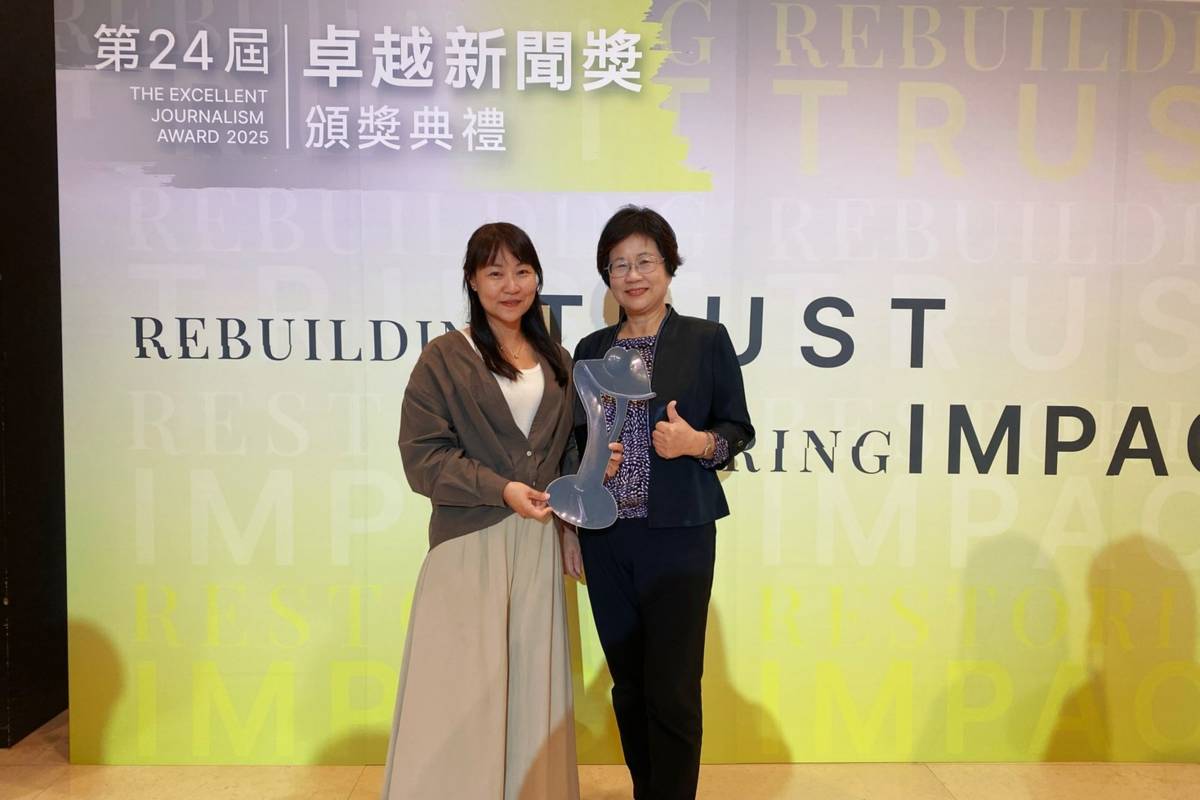 教育電臺臺東分臺李思瑩以作品《司法正「譯」：語言迷宮中的生存戰》，入選2025卓越新聞獎，作品聚焦臺灣多語社會下的司法通譯制度。教育電臺臺長黃月麗(右)及臺東分臺李思瑩(左)。