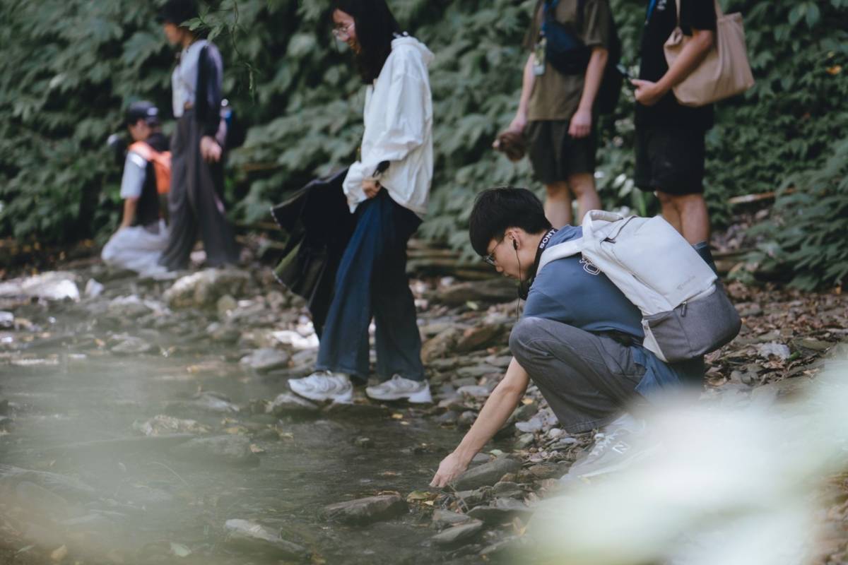 青聚點「美得冒泡」帶領學員探索阿里史溪流域，共同採集自然物件