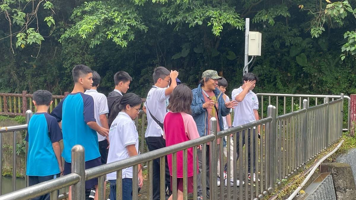 蘭雅國中學生陪伴新加坡學伴走訪蘭雅溪