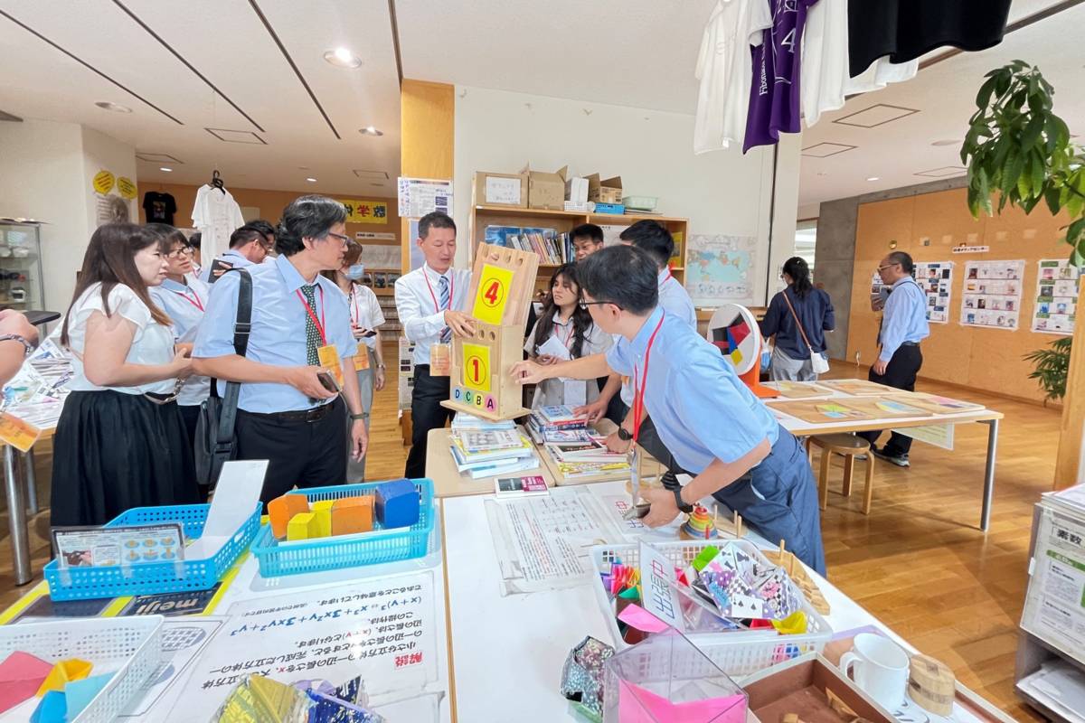 同志社中學數學科展示區擺放多樣有趣的數學教具，讓學生能自行體驗學習