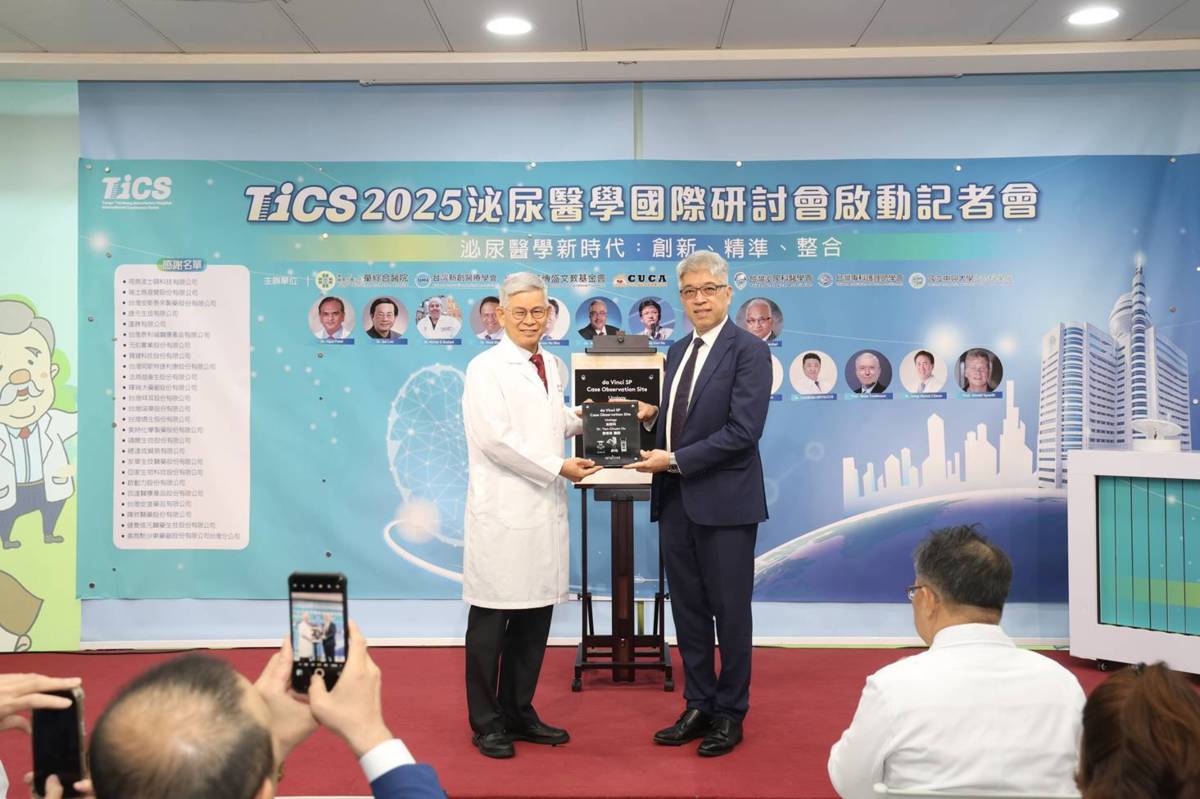 歐宴泉院長成為率先取得「泌尿科達文西SP手術觀摩中心」指導老師資格，由直覺公司楊繼盛副總裁頒贈泌尿達文西SP觀摩中心獎牌。