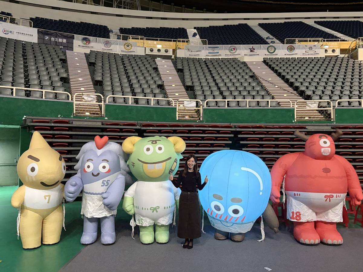 林佩君司長與適應體育運動會吉祥物合影。(運動部提供)