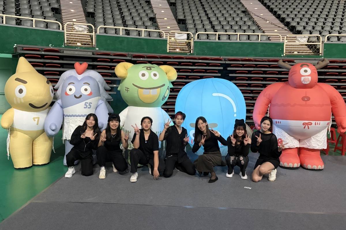 林佩君司長與國立體育大學學生合影。(運動部提供)