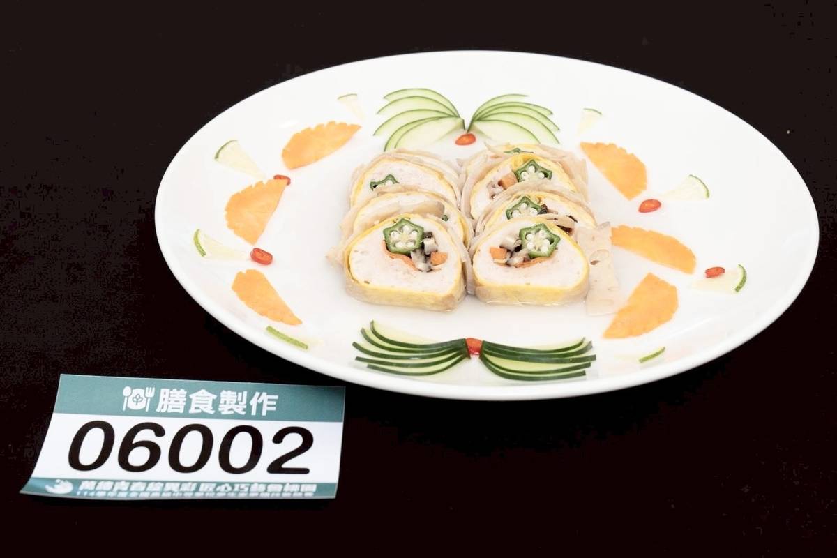 稻江護家陳同學發揮創意，以擅長的「捲類料理」呈現蓮藕的多層風味