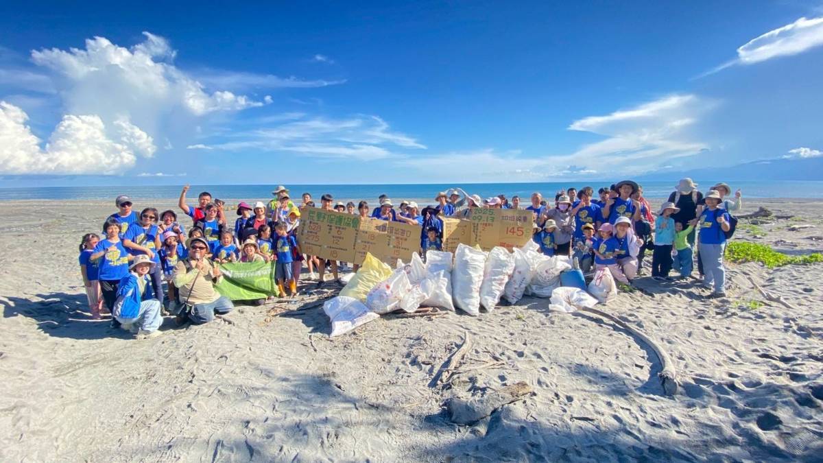 荒野保護協會臺東分會親子一團 海邊撿塑 (團長野薑花提供)
