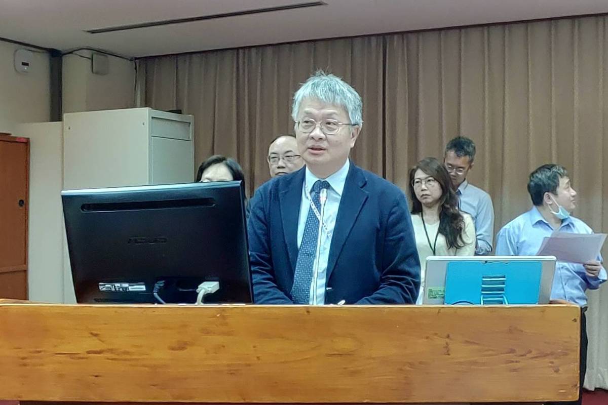 教育部政務次長劉國偉到立法院就「如何防範不當之短影音及社群平台兒少內容，加強數位及媒體素養」進行專題報告