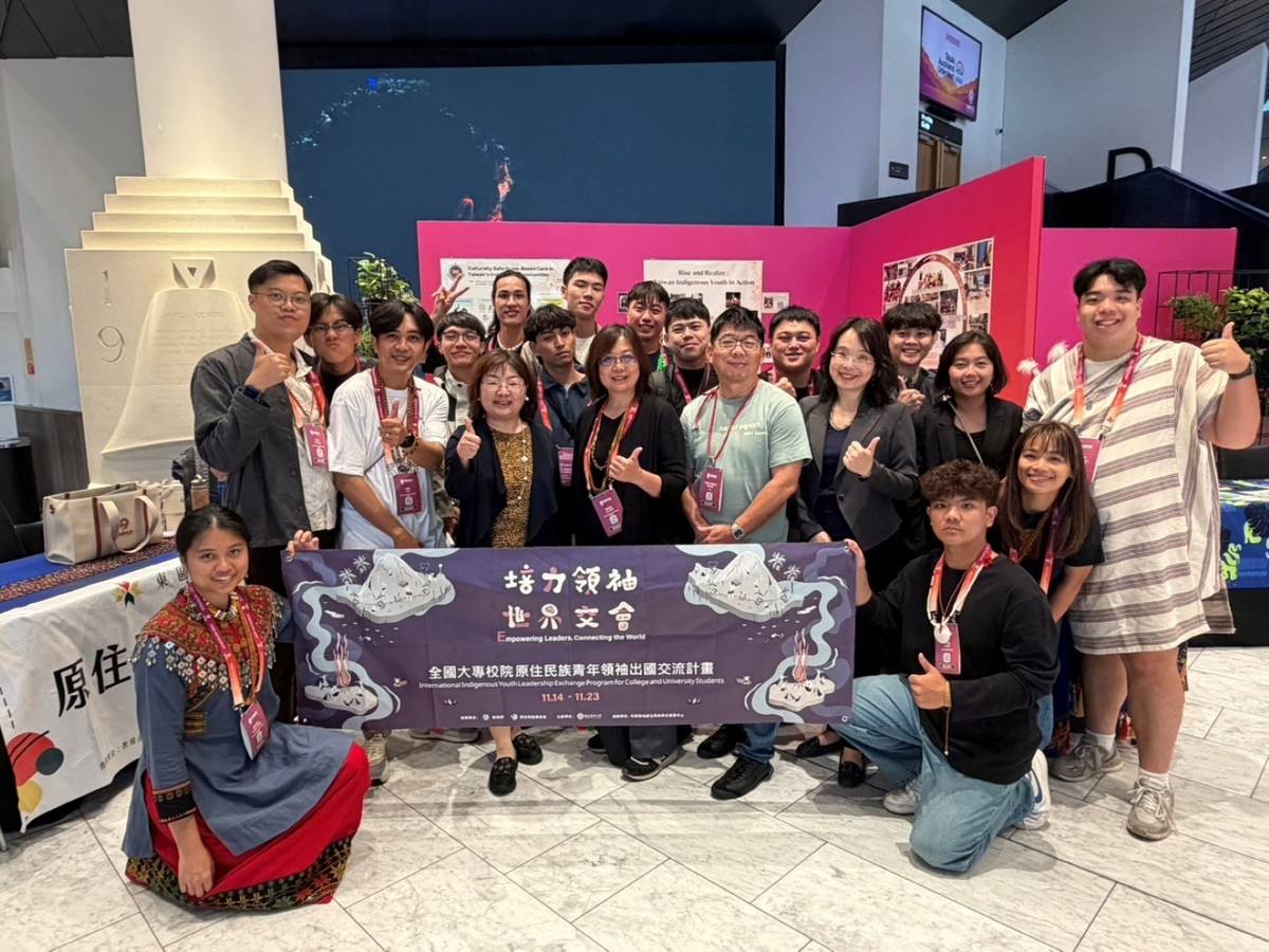 我國駐奧克蘭台北經濟文化辦事處陳詠韶處長與學員們大合照