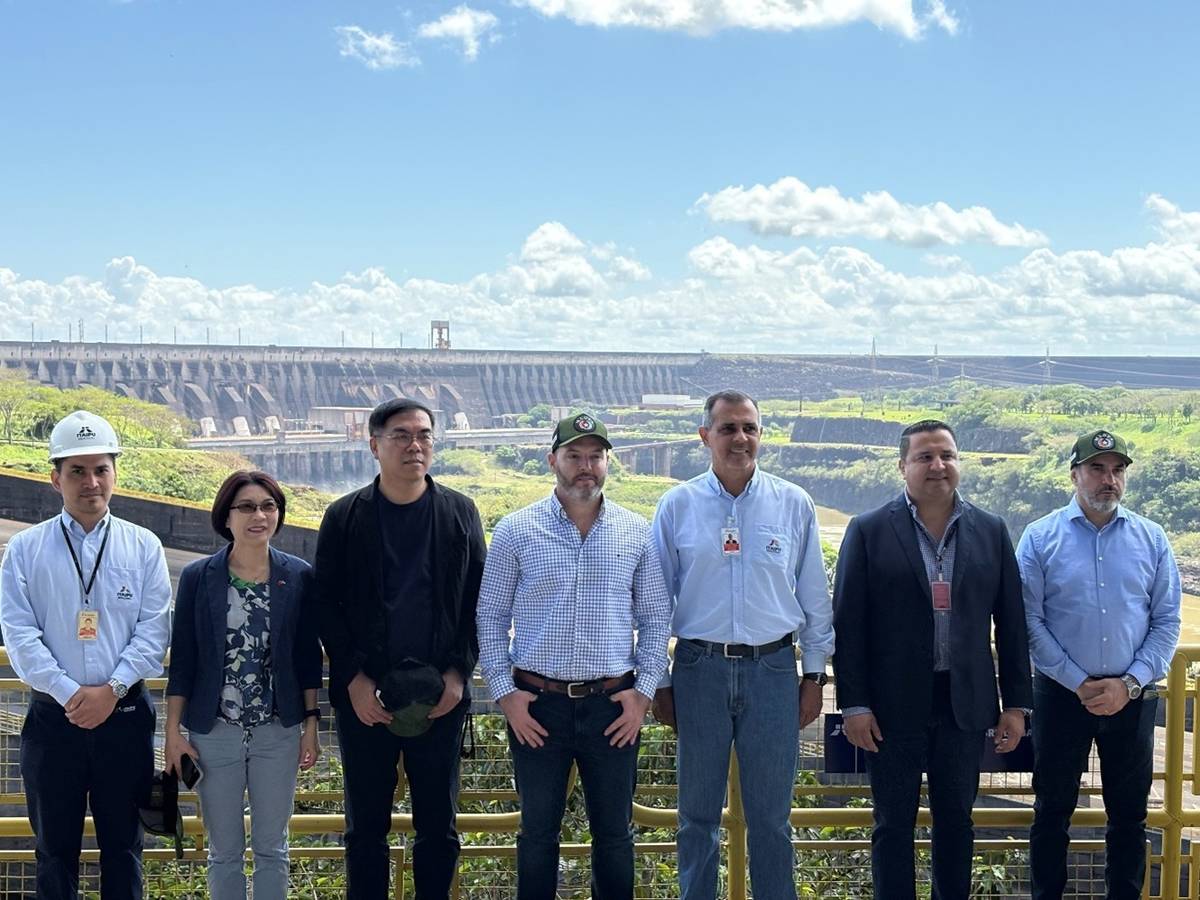 臺巴兩國環境部長造訪拜訪伊泰普(Itaipu)水力發電廠。(環境部提供)