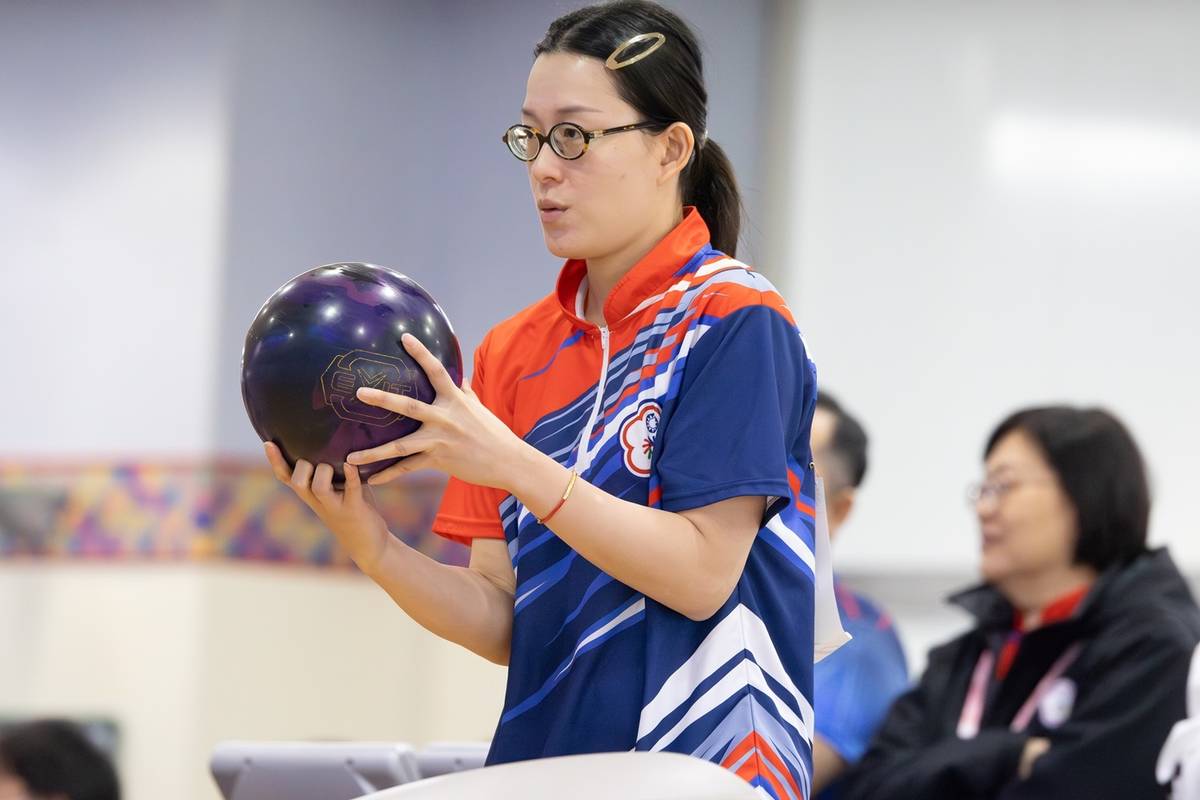 保齡球代表隊林雅琴選手與韓國對手激戰至決勝局，以1比2比惜敗獲銅。(運動部提供)