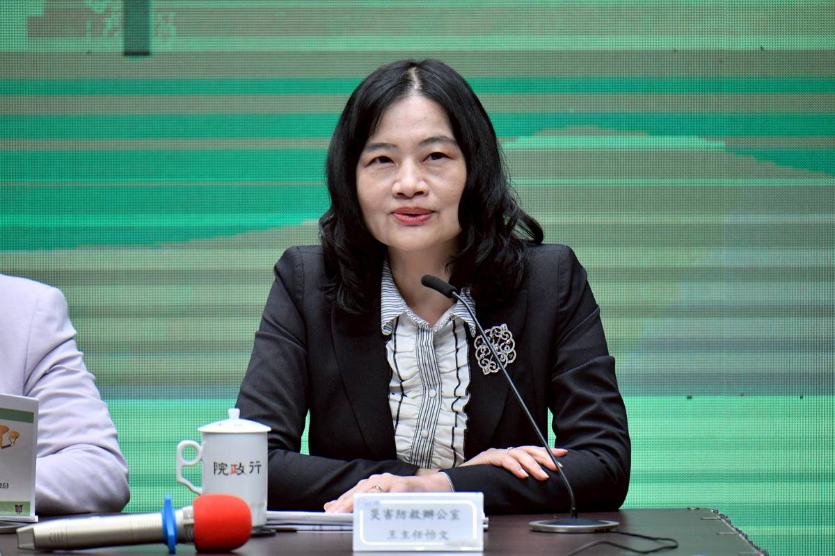 行政院災害防救辦公室主任王怡文說明鳳凰颱風補助措施。(行政院提供)