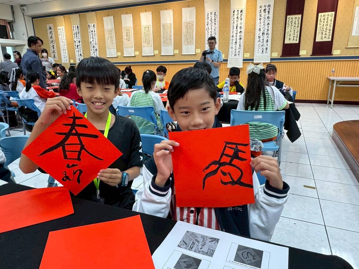 泰國學生體驗書法藝術