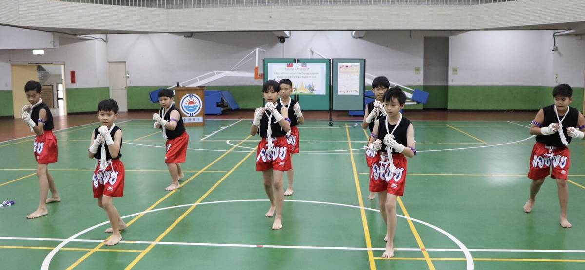 泰國學生展演泰拳