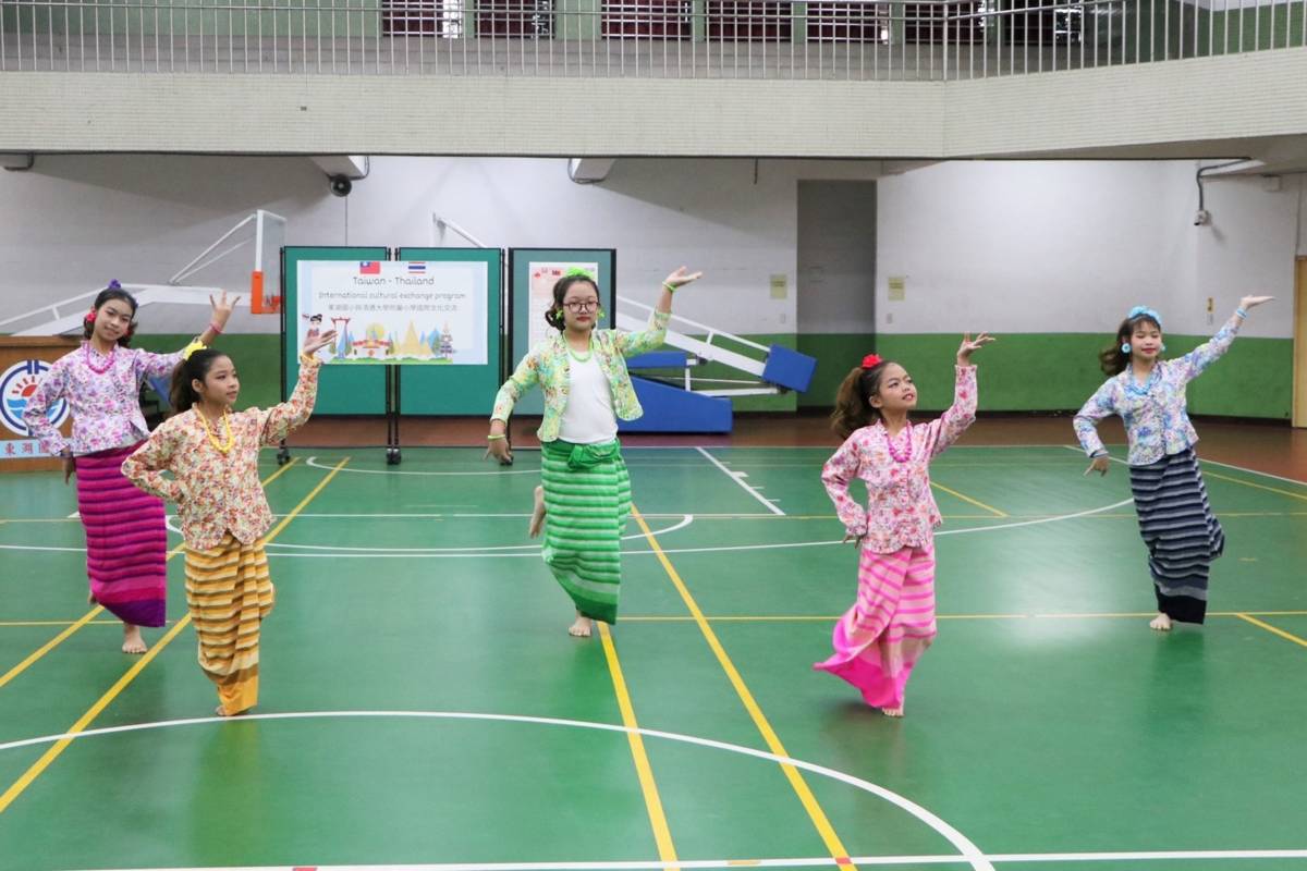 泰國清邁大學附屬實驗小學師生參訪東湖國小，展演傳統舞蹈「蘭納舞」

