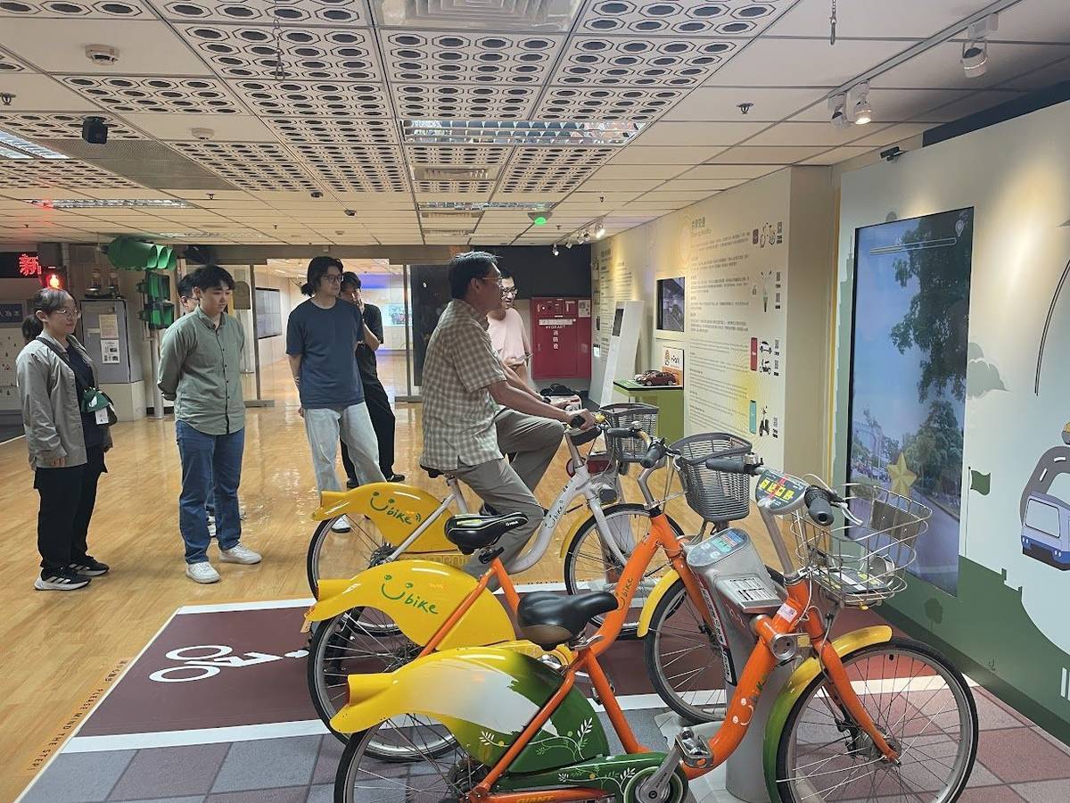 臺北市在「臺北市交通資訊中心」舉辦教師觀摩研習，老師體驗微笑單車騎乘遊戲