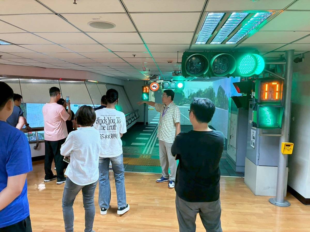 教師們實際參與紅綠燈號誌互動，了解城市交通控制的邏輯與智慧化發展