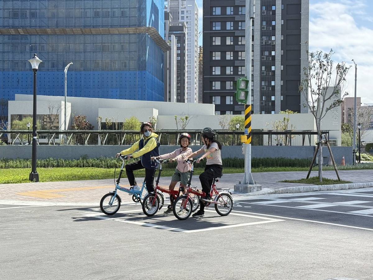 學生在園區內專用練習場騎自行車，學習正確的騎乘習慣與用路觀念