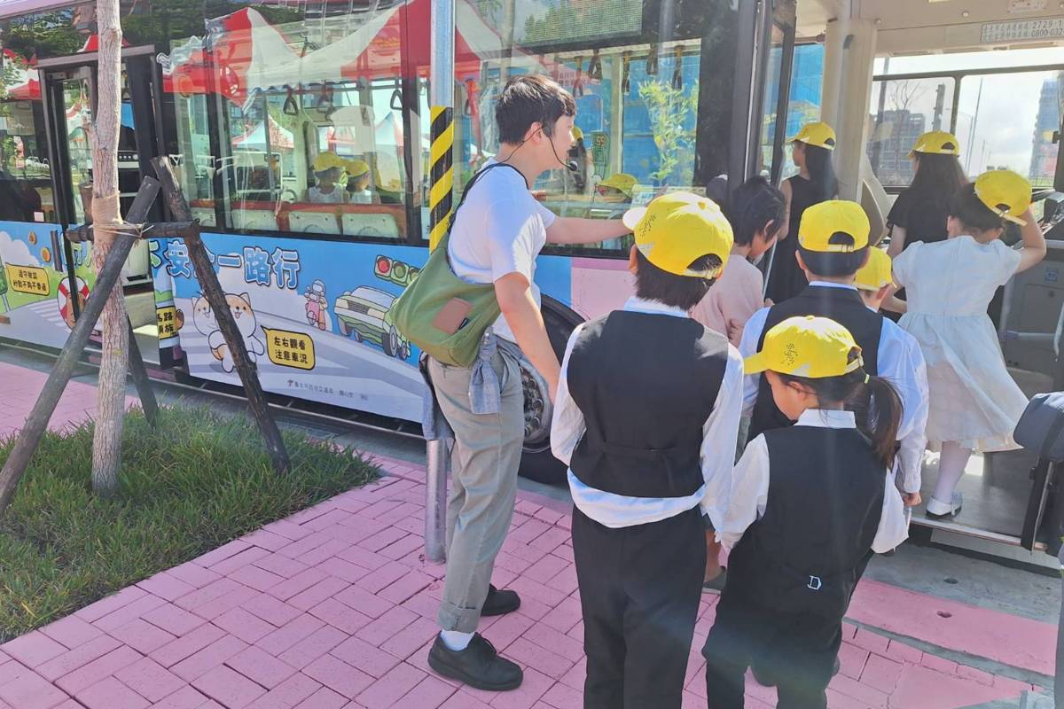 學生前往福星公園交通教學區，走進「體驗駕駛視角大巴士」感受大型車的視野死角與內輪差