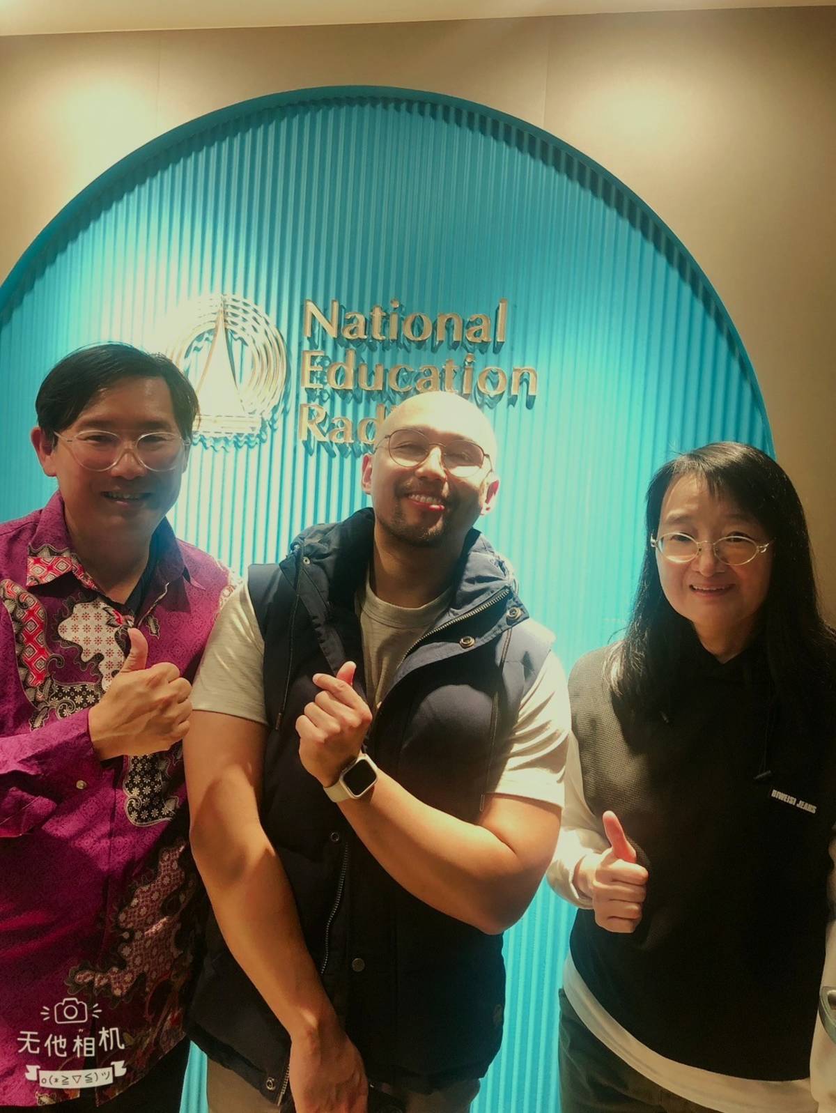 來賓Teacher Michael(中)與主持人