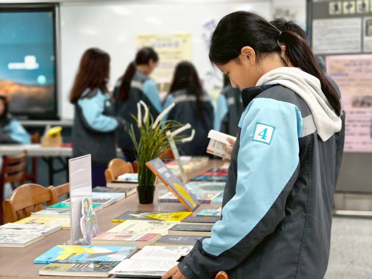 國家人權博物館人權故事車校園巡迴活動進駐大溪國中，現場展示多元人權議題書籍，吸引學生前來翻閱。(人權館提供)
