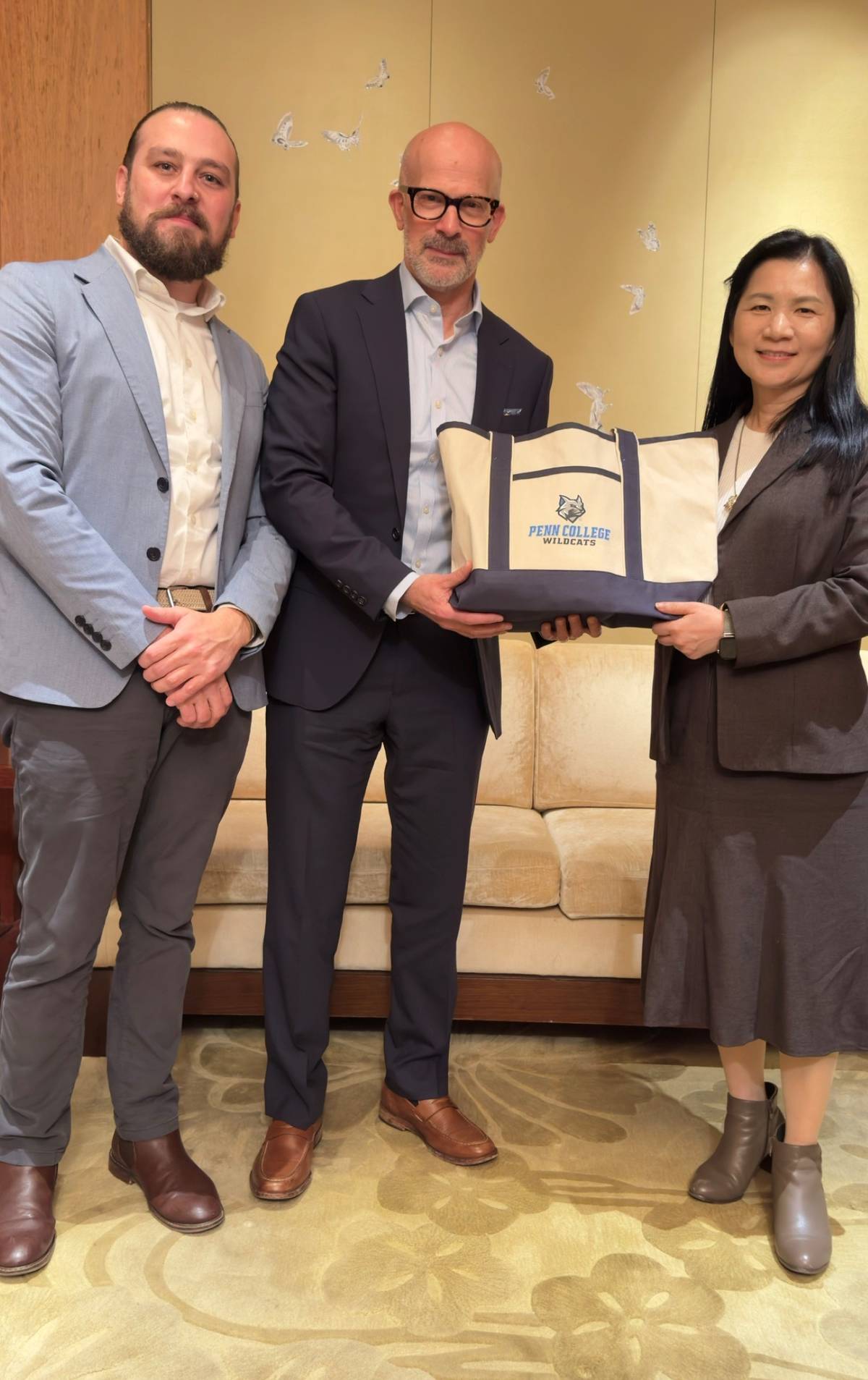 美國賓夕法尼亞理工學院副校長Anthony Pace 與國際長 Patrick Marty致贈紀念品予國際及兩岸教育司李毓娟司長