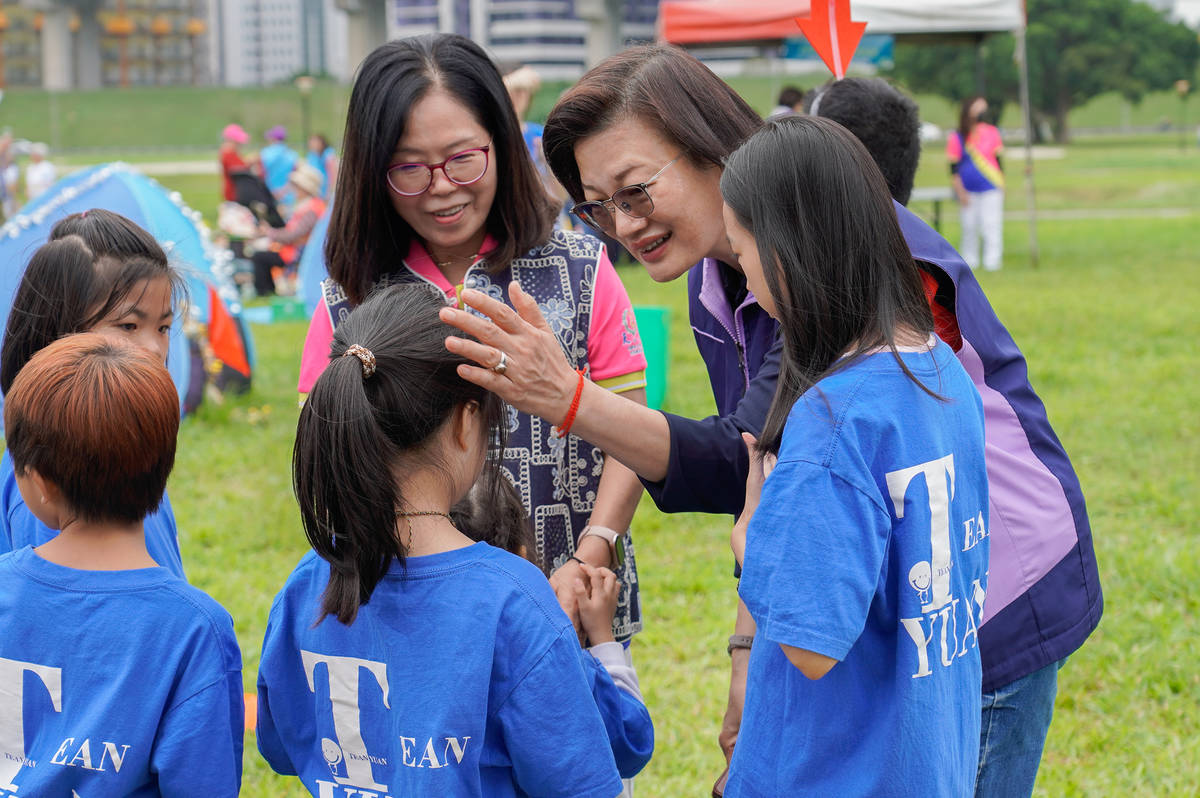 新北推動「多元志工」，不分年齡都能投入，在志工日活動現場也有小小兒少志工一起參與 (新北社會局提供)
