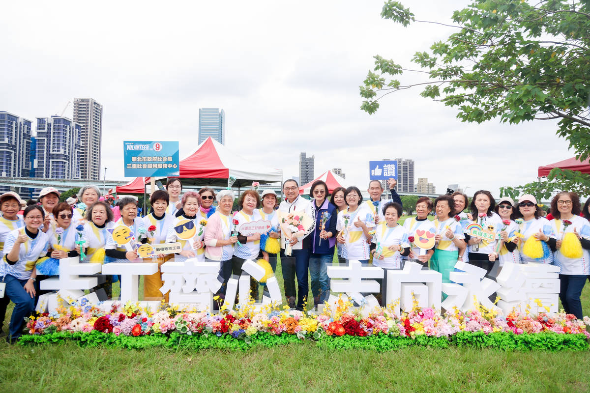 新北市政府在大都會公園舉辦國際志工日主場活動大合影 (新北社會局提供)