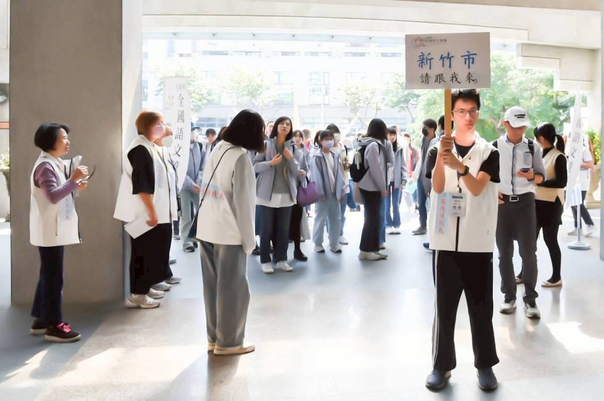 競賽員至惠文國小報到 (教育部提供)