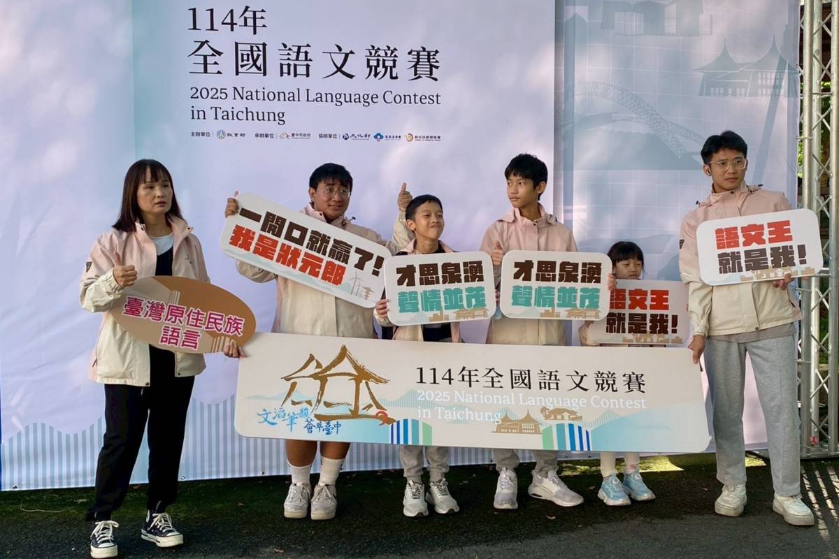 競賽員報到後在打卡區拍照 (教育部提供)