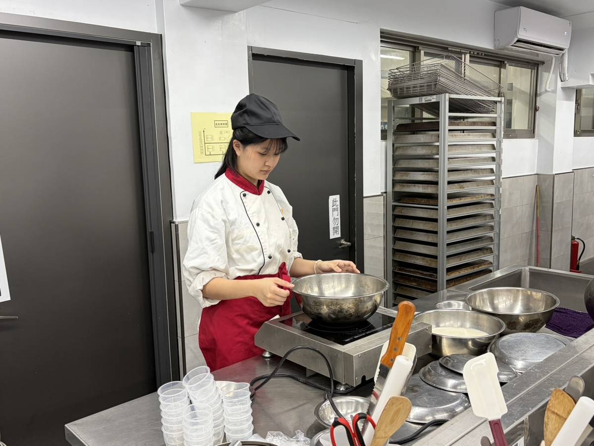 樹人家商謝聿穎同學說，起初連基本蛋糕都失敗，在培訓與師長指導下技法大幅提升