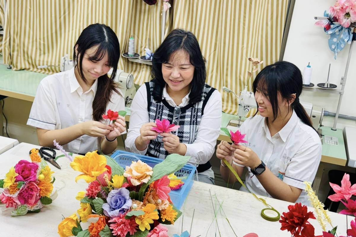 飾品製作第一名陳韋汝( 右1)同學說，曾因表現不佳而卻步，在師長與戰友支持下迎難而上