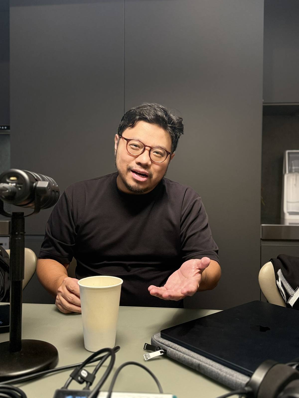 Roger自白，生性樂觀從未失眠的他，竟然開始半夜常常自己嚇醒，睡不著了就跑去客廳呆坐，以致於白天常感到沮喪和疲憊。
