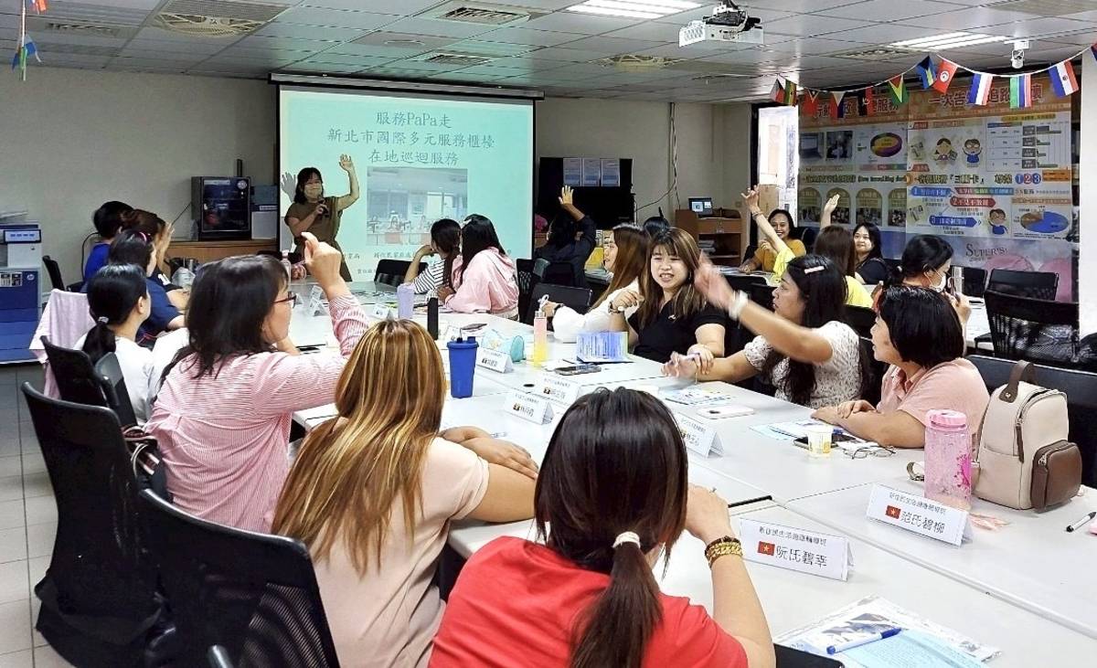 服務 papa 走至中和戶政事務所分享新住民福利資訊