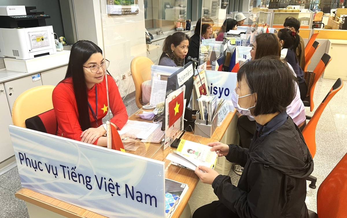 國際多元服務櫃檯七語服務人員提供民眾問題諮詢