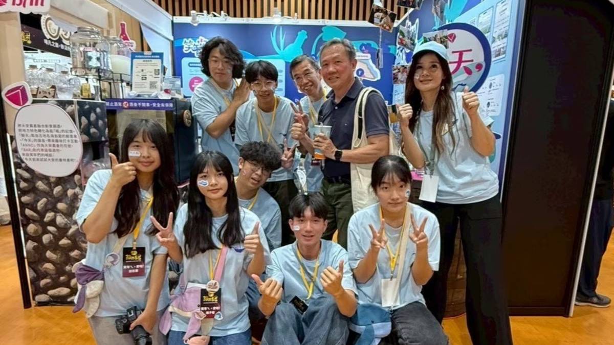 「笑年ㄟ，安啦！」師生合影