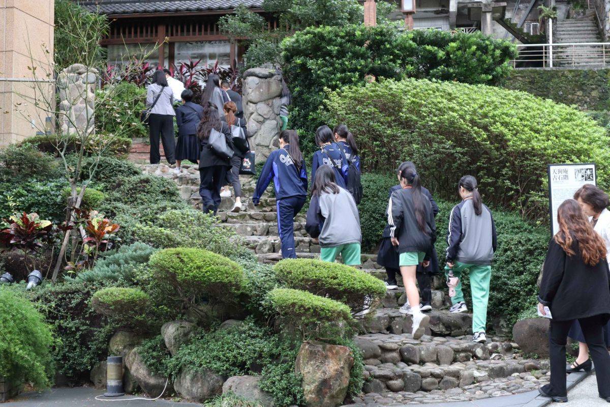 北投國中規劃文化走讀，臺日學生走上天狗庵古石階