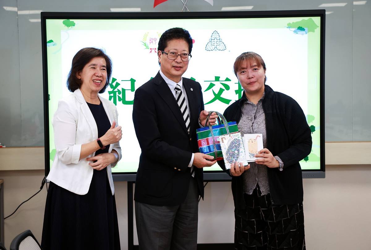 北投國中與仙北市教育長交換紀念品